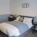 Stone'S Throw Guest House