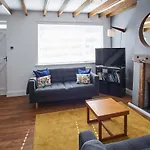 Host & Stay - The Snug