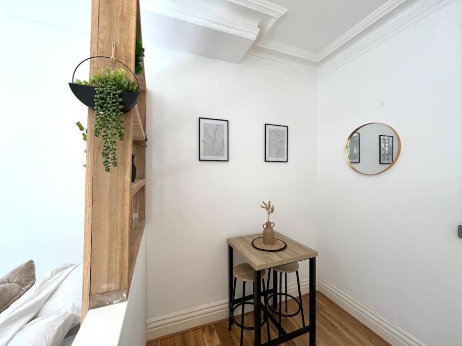 Apartment Flat 12, 10 St John's Road