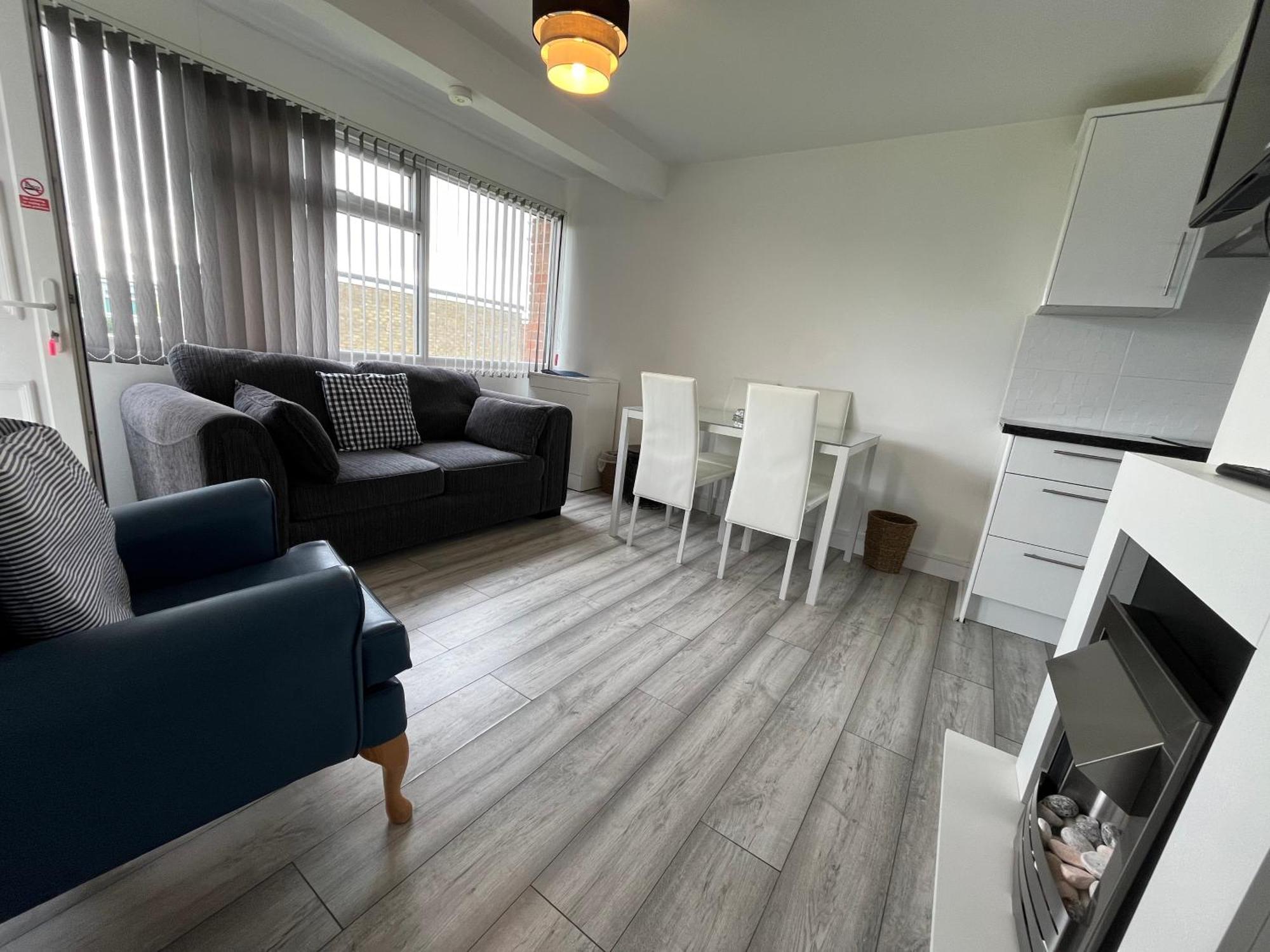 141 Sunbeach, - Two Bed Chalet, Sleeps 6, Free Wi-fi And Free Entry In The Onsite Clubhouse And Pet Friendly Chalet *