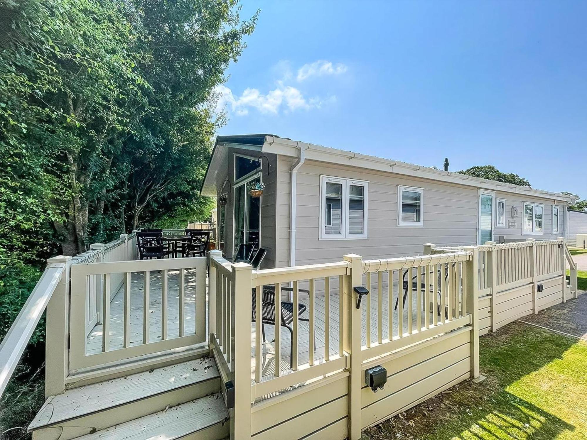 Stunning With Decking At Oaklands In Essex Ref 39017rw קלקטון און סי