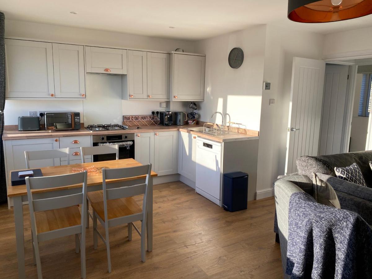 Chalet Bay - Brambles Chine, Colwell Bay - 5 Star Wifi - Short Walk To The Hut And - 1 Night Available - Ferry Offers