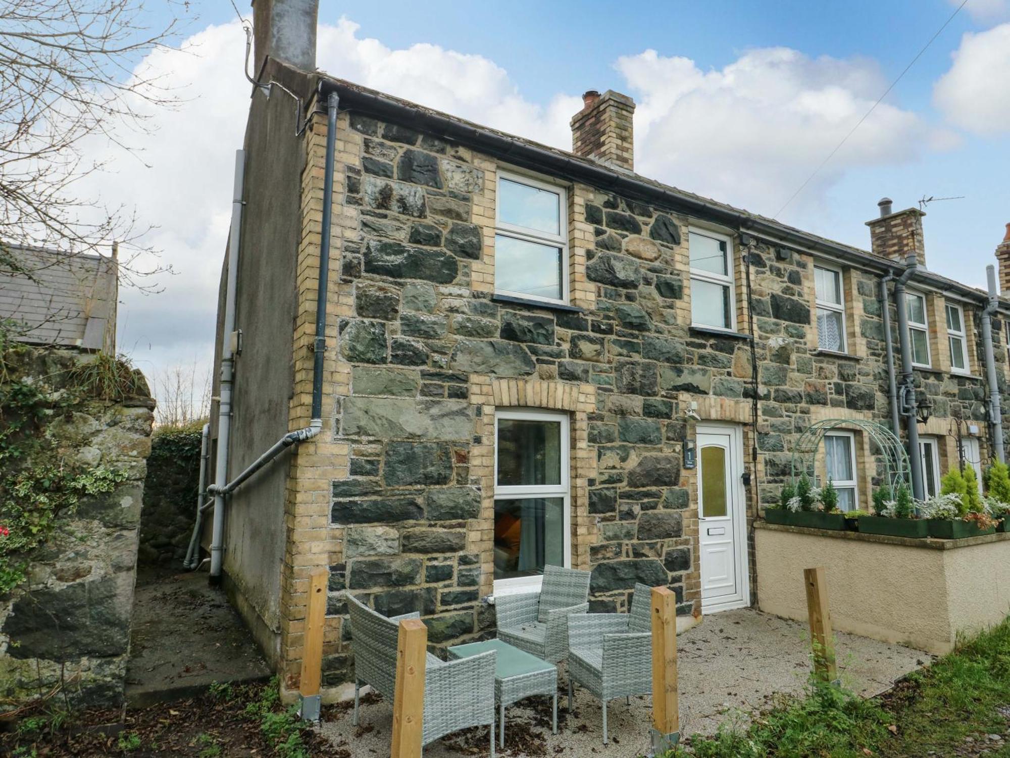 1 Dinas * Caernarfon
