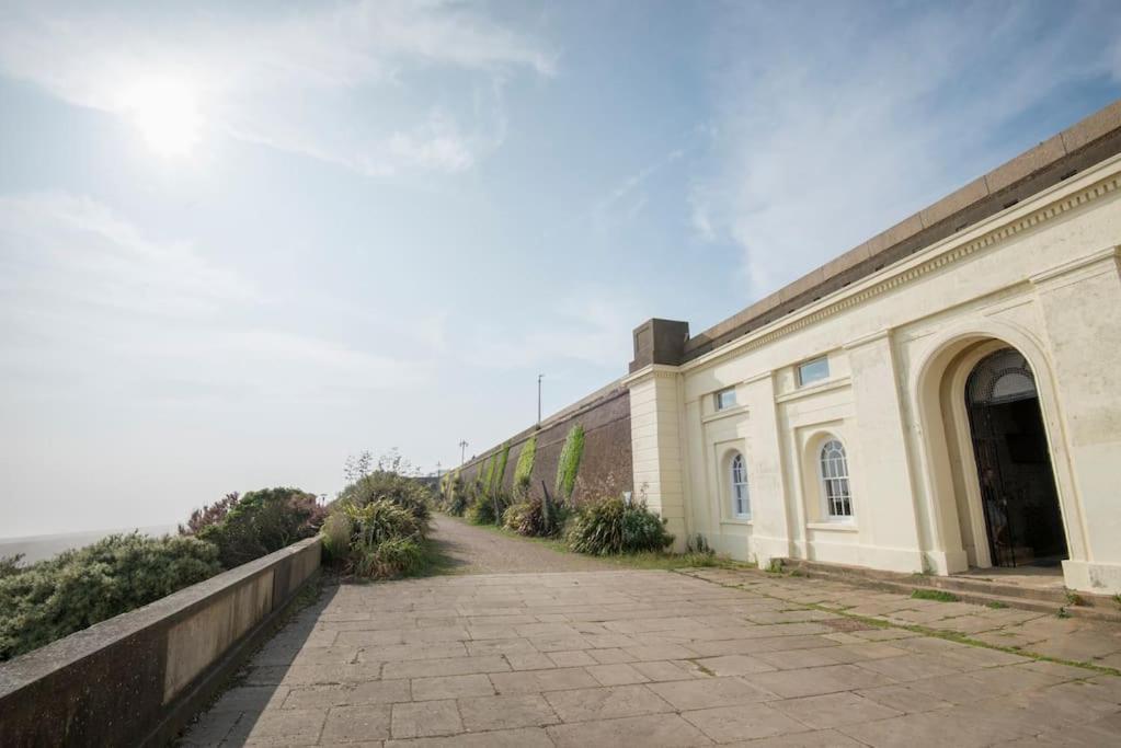 Constables - Tranquility On The Seafront Ferienhaus